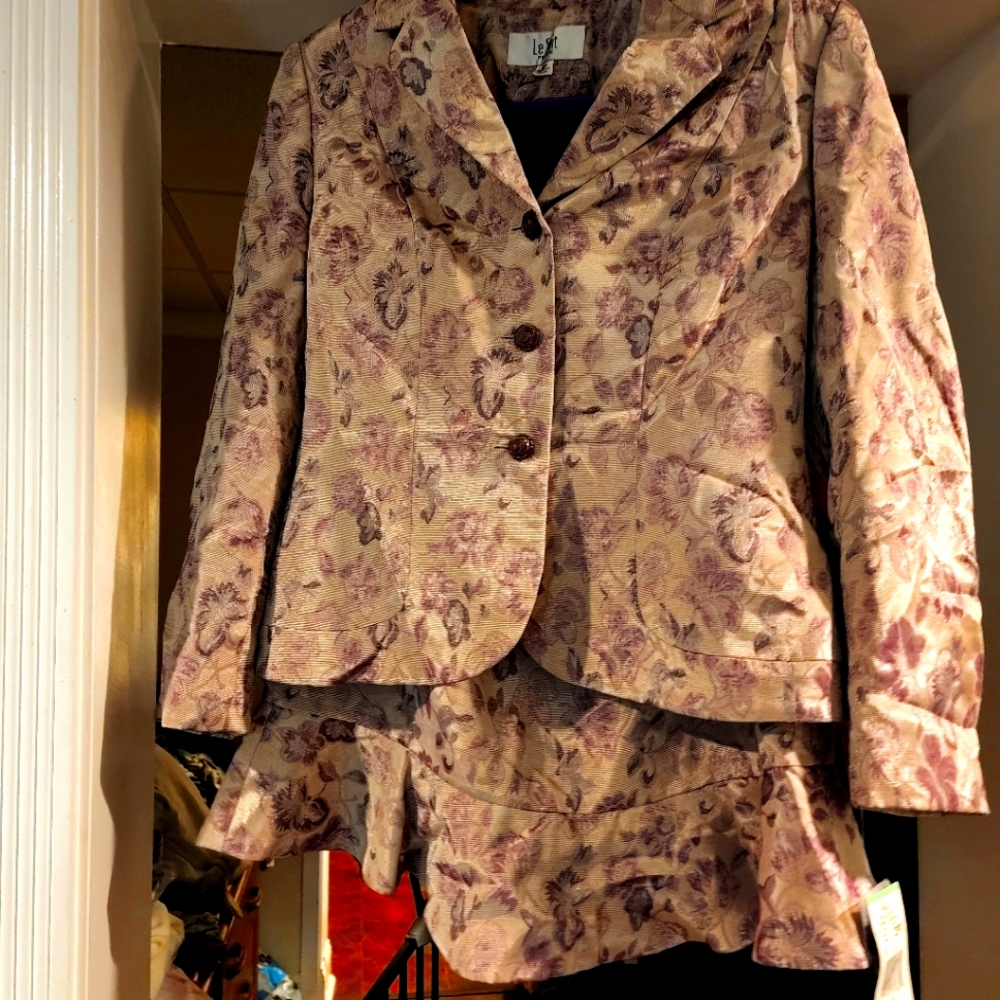 Le Suit Skirt Suit 8P.  Gold foil with lavender overlay.  Gorgeous Suit.